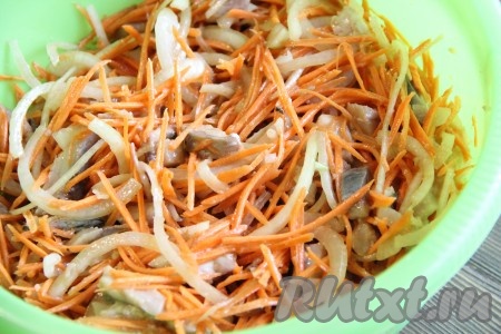  Затем влить растительное масло и соевый соус, тщательно перемешать. Прижать селёдку с овощами плоской тарелочкой, тем самым создать гнёт и убрать в холодильник на сутки.