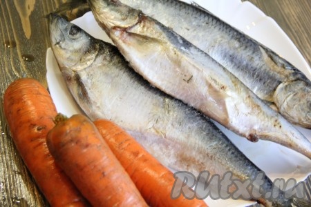 Селёдку предварительно разморозить при комнатной температуре.