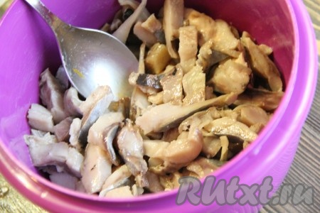  Через полчаса слить часть уксуса. Я сливаю чуть больше половины жидкости.