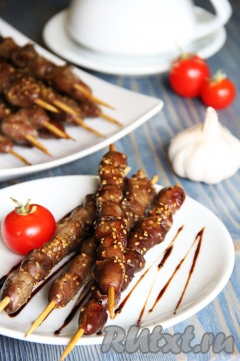 Аппетитные, вкусные куриные сердечки на шпажках, приготовленные  на сковороде, подать к столу в горячем виде с любым гарниром.