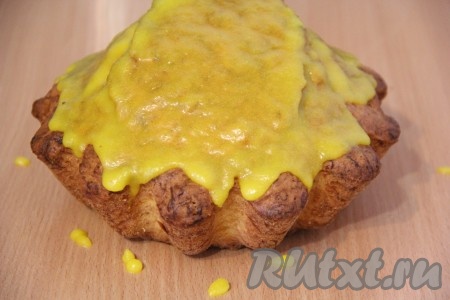 Дать пару минут, для того чтобы глазурь схватилась.