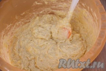 Влить растопленное масло в тесто и всё тщательно перемешать. Тесто получится достаточно густым, гладким, с прожилками тыквы.&nbsp;