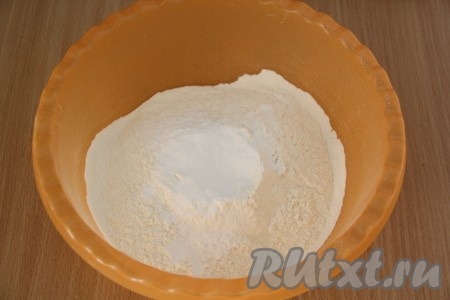 В глубокую миску просеять муку, добавить разрыхлитель и соль.
