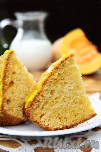 Подать кекс к чаю или кофе, да и с молочком он очень хорош. На фото видно, каким высоким и красивым получился кекс, приготовленный по этому рецепту с добавлением сырой тыквы.