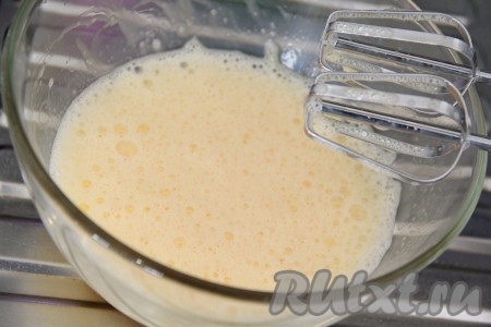  С помощью миксера, слегка взбить яйца.