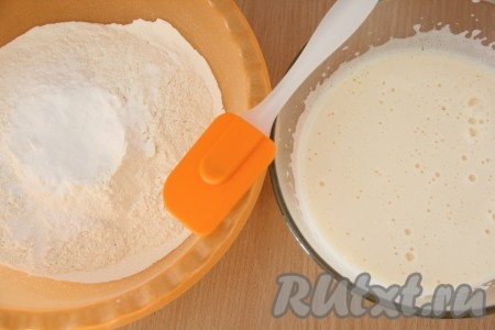 Влить получившуюся яичную массу в миску со смесью муки, разрыхлителя и соли.