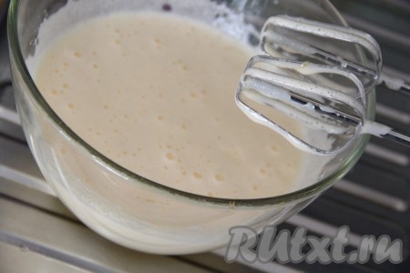 Затем всыпать сахар и ванильный сахар, хорошо взбить в течение 5 минут. Сахар должен полностью раствориться, а яичная масса должна посветлеть и увеличиться в объёме.