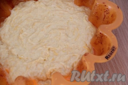 Выложить тесто в форму, заполняя её на 2/3 объёма, и разровнять. Я использовала силиконовую форму и предварительно её не смазывала маслом.&nbsp;