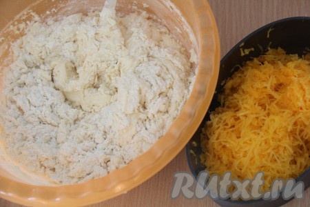 Хорошо перемешать смесь муки и яиц с помощью силиконовой лопатки (или ложки). Тесто получится густым и комковатым, как на фото.