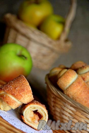 Вкусные, ароматные, очень нежные пирожки с яблоками достать из духовки, слегка остудить, а затем переложить на тарелку и подать к столу. В выпечке, приготовленной без дрожжей по этому рецепту, так удачно сочетаются тонкое тесто и сочная начинка, что невозможно остановиться и не взять ещё один пирожок!
