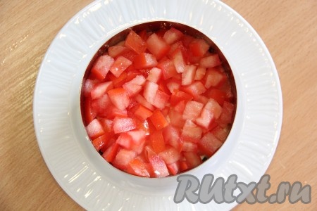  Выложить кусочки помидора поверх куриного мяса и слегка утрамбовать. 