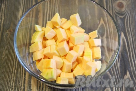  Мякоть тыквы нарезать на небольшие кубики. И поставить в микроволновую печь на 5-7 минут при высокой мощности. Можно запечь тыкву в духовке, но на это нужно больше времени.