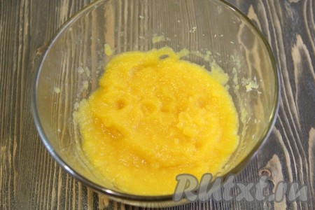 С помощью погружного блендера измельчить тыкву в пюре. Оно должно получиться однородным и без комочков.