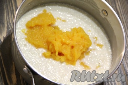 Всё хорошо перемешать с помощью венчика. Затем добавить тыквенное пюре.