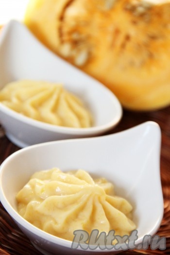 Готовым тыквенным кремом можно смазать коржи торта или подать его в креманках в качестве десерта. По желанию можно посыпать крем кондитерской посыпкой. На фото видно, каким аппетитным получился у меня крем из тыквы. Я и тортик пропитала, и в креманках подала на праздничный стол.
