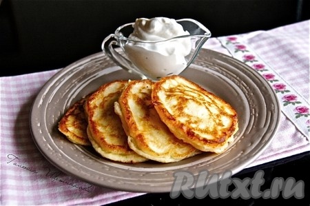 Аппетитные, вкусные оладьи с сыром подать к столу тёплыми, дополнив сметаной или другим несладким соусом на ваш вкус.