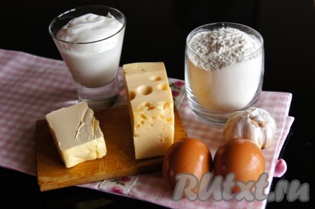 Подготовить продукты для приготовления оладий на сметане с сыром.