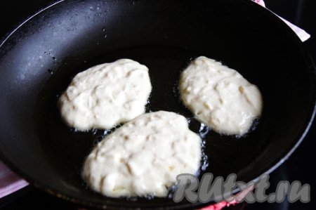 На сковороде разогреть растительное масло, выкладывать по 1 столовой ложке теста в виде круглых оладий.