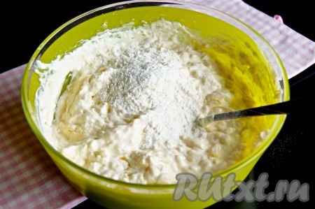 В эту смесь всыпать половину муки, разрыхлитель, 2 щепотки соли, перемешать до однородности. Начать добавлять оставшуюся муку по столовой ложке, каждый раз вмешивая её в тесто. Муки может понадобиться чуть больше или меньше, тесто для оладий должно получиться, как густая сметана.