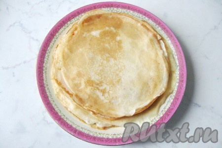 Для выпечки блинов лучше всего подойдет сковорода с антипригарным покрытием. Но если у вас такой нет, то возьмите обычную и смазывайте её подсолнечным или растопленным сливочным маслом перед выпечкой каждого блинчика. Наберите половину половника теста и вылейте на горячую сковороду, равномерно распределяя по ней тесто. Пеките блины с обеих сторон до легкого золотистого цвета. Готовые блины выложите стопкой на тарелку.
