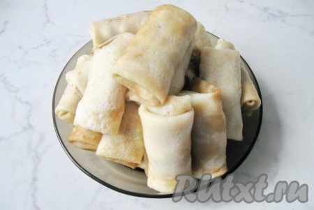 На каждый блинчик выложить столовую ложку начинки и свернуть конвертом.
