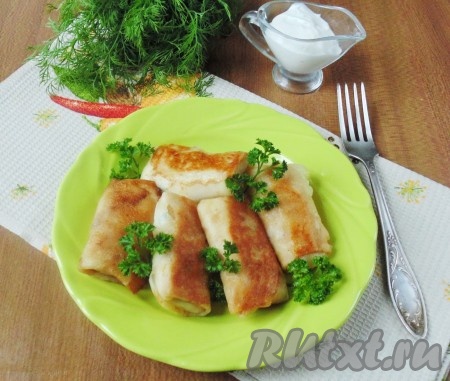 Обжарить блины на сковороде с двух сторон до румяной корочки. Аппетитные, очень вкусные блины с курицей и яйцом готовы. Подаем со сметаной или любым другим соусом по вашему вкусу.
