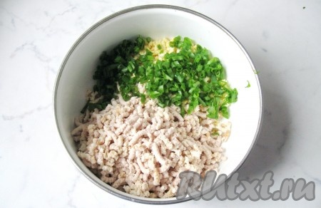 Зеленый лук помыть и мелко нарезать. Добавить к молотой курице и яйцам.

