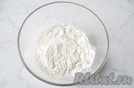 Приготовить тесто для блинов. В миску всыпать муку.
