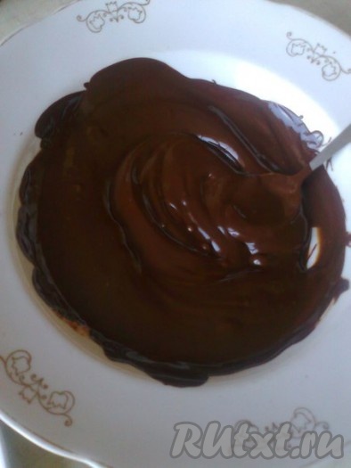 Половину шоколада (50 грамм) растапливаем на водяной бане, добавляем оставшуюся половину (50 грамм) и 1 чайную ложку подсолнечного масла. При необходимости подогреваем на водяной бане.