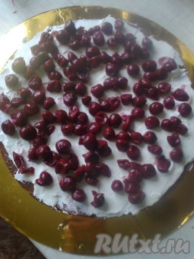 Взбить сливки. Перед взбиванием сливки нужно хорошо охладить. 100 мл сливок отложить для украшения. Остальные сливки (400 мл) взбить миксером на средней скорости, пока они не начнут густеть. Добавить постепенно 5 столовых ложек сахара. Продолжать взбивать, пока от венчика не начнет оставаться четкий рельеф. Смазать пропитанный корж частью взбитых сливок и выложить сверху вишни из сиропа.