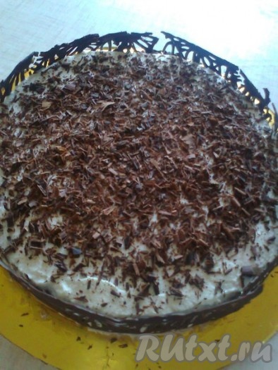 Вынимаем наш тортик "Черный лес" из холодильника, даем нагреться шоколадной ленте 5 минут (чтобы лента не треснула), прикладываем к торту, снимаем пергаментную бумагу.