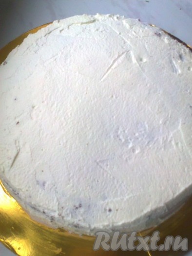 Накрыть вторым коржом и обмазать верх и бока торта оставшимися взбитыми сливками. Ставим шварцвальдский вишневый торт для остывания в холодильник. Для украшения 50 грамм шоколада крошим ножом на верх торта. Бока торта можно тоже украсить шоколадной крошкой или использовать шоколадную ленту. Приготовим шоколадную ленту. Из пергаментной бумаги вырезаем полоску соответствующую длине и высоте торта. Рисуем на ней карандашом основу для будущего узора. У меня треугольники с основанием 6 см.