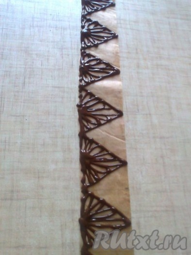 Сворачиваем кулек из пергаментной бумаги, наполняем шоколадом, рисуем узор на ленте.