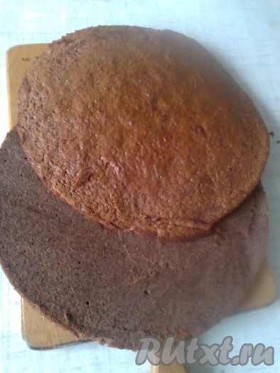 Выпекать бисквит надо в заранее разогретой до 180 градусов духовке примерно 30-35 минут. Готовность бисквита проверяется зубочисткой - она должна выходить из бисквита сухой, без следов теста. Готовый бисквит оставить выстаиваться на 8-12 часов или на ночь. Для приготовления начинки и пропитки засыпать вишню сахаром и оставить, чтобы ягоды пустили сок. Затем образовавшийся сок слить, довести до кипения и проварить примерно 3 минуты до загустения. Добавить вишню, коньяк и проварить еще 1 минуту. Получившийся сироп слить, остудить и пропитать им бисквитные коржи.
Бисквит разрезать на 2 коржа, каждый корж пропитать вишневым сиропом.