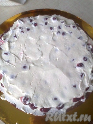 Смазать ягоды взбитыми сливками.