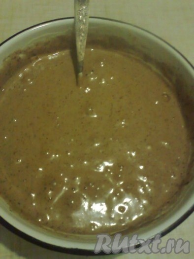 Добавлять муку с какао к яичной массе лучше в 3 приема. Вместе с мукой в тесто по краю миски вводится растопленное теплое сливочное масло. Аккуратно перемешать муку с какао и маслом с яичной массой, перемешивая движениями снизу-вверх.