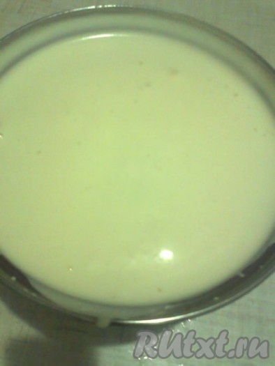 Для приготовления бисквита: форму для выпечки смазать небольшим количеством растительного масла и застелить пергаментной бумагой, 100 грамм муки соединить с 30 граммами какао-порошка и просеять через сито. Сливочное масло растопить. В большую миску разбить яйца и добавить сахар. Взбить яйца на водяной бане. Для водяной бани: воду в кастрюле довести до кипения, убавить огонь и поддерживать постоянное тихое кипение (но не бурление жидкости). Сверху на кастрюлю с водой поставить миску с яйцами и сахаром. При этом кипящая вода в нижней кастрюле не должна доставать до дна миски. Взбивать яйца с сахаром миксером на минимальной скорости (у меня - 4 минуты). Как только сахар растворился, снимаем миску с водяной бани. Продолжаем взбивать яичную массу при помощи миксера (2-3 минуты) . Яичную массу можно считать готовой, когда она больше не увеличивается в объеме при взбивании.