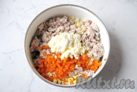 Салат посолить и поперчить по вкусу, заправить майонезом (или майонезом, смешанным со сметаной, в этом случае блюдо будет менее жирным).