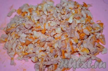 Копчёную курицу мелко нарезать.