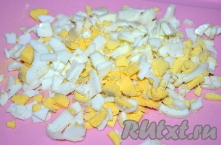 Яйца отварить в течение 10 минут после закипания воды, а затем остудить их и очистить. Мелко нарезать яйца.