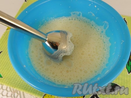 Погружным блендером всю смесь хорошо взбить до однородного состояния.
