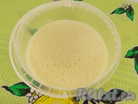 Перелить смесь в пластиковую (или другую) посуду и поместить в морозилку на 3-4 часа.
