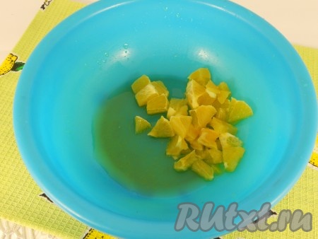 Апельсины очистить от кожуры. Из одного апельсина выдавить сок, для приготовления мороженого нам потребуется 50 миллилитров свежевыжатого сока. Также нам потребуется 150 грамм долек апельсина, очищенных от плёночек. Дольки апельсина, очищенные от плёнок, нарезать на кусочки, выложить в миску, влить апельсиновый сок.