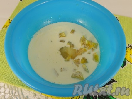 Сюда же всыпать сахар и влить сливки (жирность сливок - на ваше усмотрение).