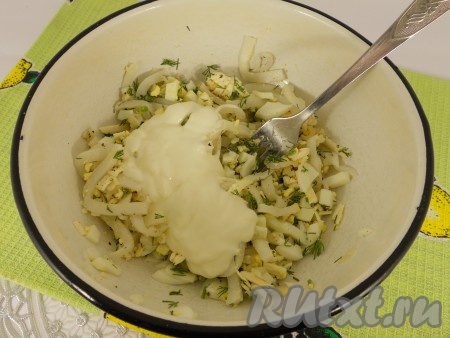 Добавить майонез.