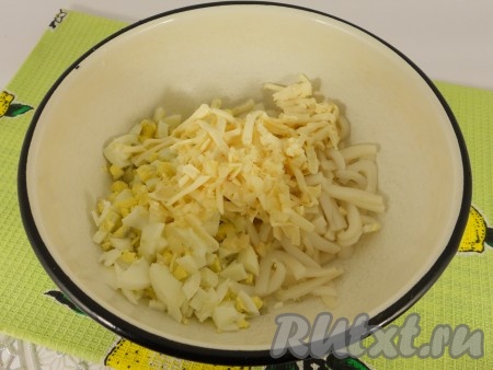 Добавить сыр, натёртый на крупной тёрке, и пропущенный через пресс (или мелко нарезанный) чеснок.