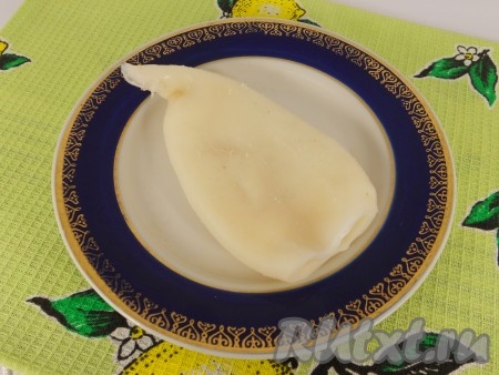 Если кальмары заморожены, их нужно полностью разморозить при комнатной температуре. Если кальмары не очищенные, тогда после размораживания нужно снять с кальмаров тёмную плёночку, покрывающую их сверху, удалить хорду, находящуюся внутри тушки. Кальмары опустить в кипящую подсоленную воду и варить в течение 2 минут (не более). Сразу же поместить их в холодную воду, дать остыть.