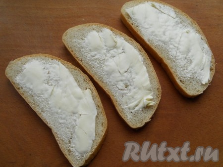 Смазать каждый ломоть хлеба тонким слоем сливочного масла.