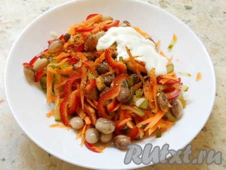 Посолить, посыпать чёрным молотым перцем. Заправить майонезом.