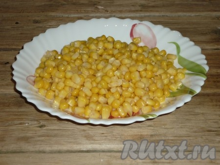 С кукурузы слить жидкость.